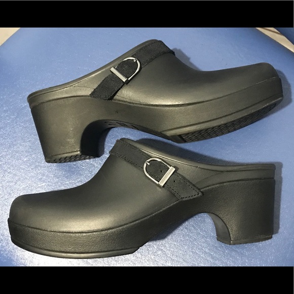 Crocs women’s dual comfort black Sarah clogs - Picture 16 of 16